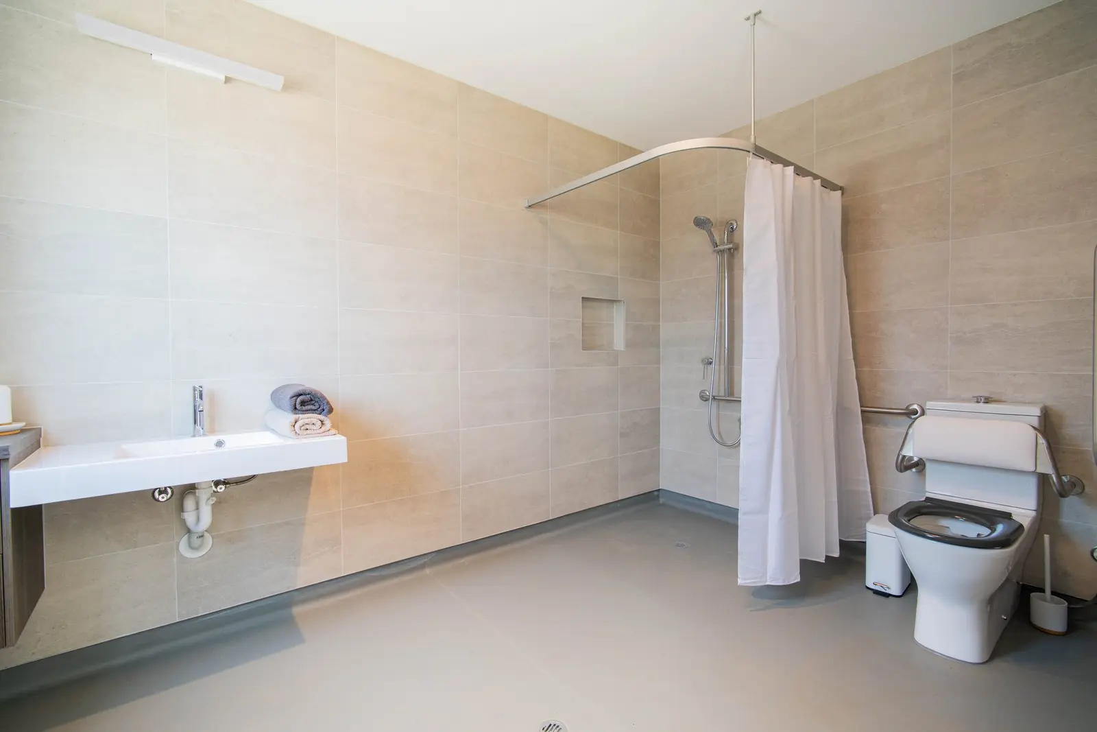 Accessible ensuite, 42 Litoria Drive, Deanside